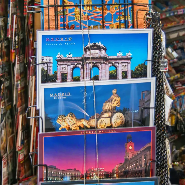 马德里市中心商店中的明信片
